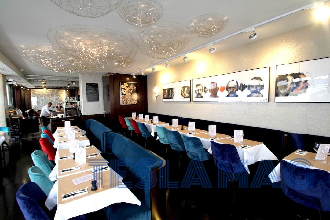Photo de la salle principale du restaurant le Oken, situé à Paris, dans le quartier du Marais