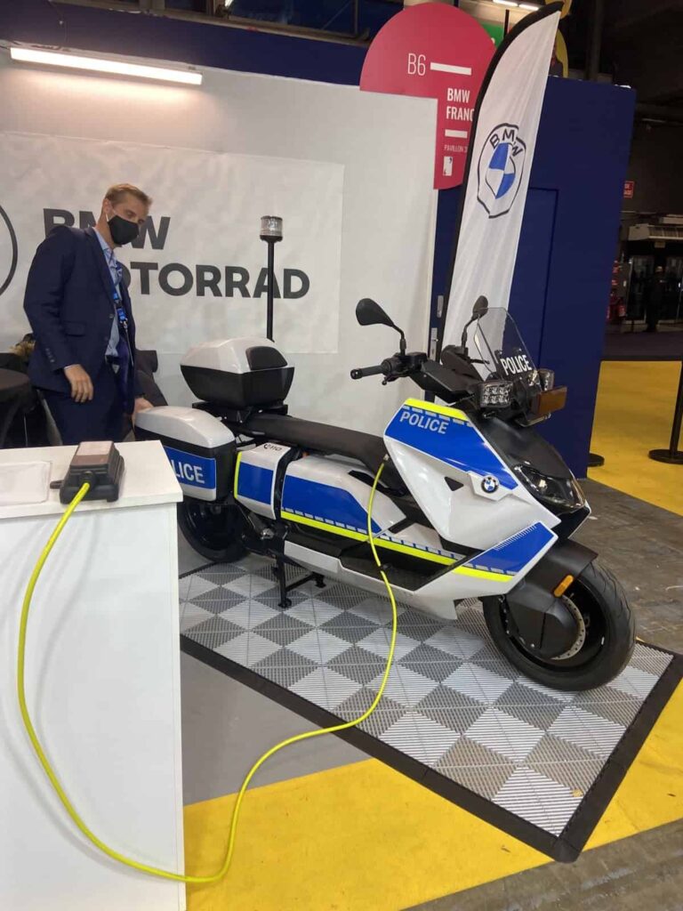 Photo du stand BMW, présentant leur nouveau scooter électrique, au le Salon des Maires 2021