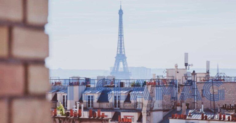 Vue des toits de Paris depuis l'hôtel Maison Mère