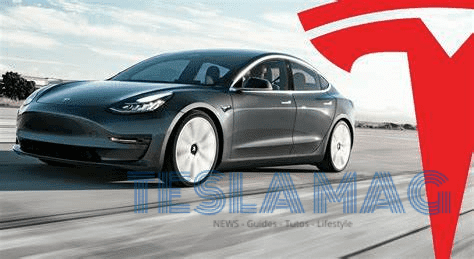 Photo de la Tesla Model 3 à côté du logo de la marque