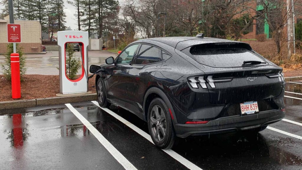 Photo d'une Ford Mach-e effectuant sa recharge sur un superchargeur Tesla.