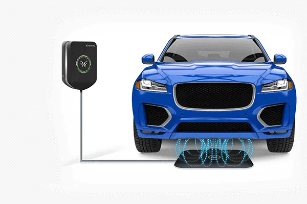 Photo d'un véhicule électrique relié à une wallbox via un cable