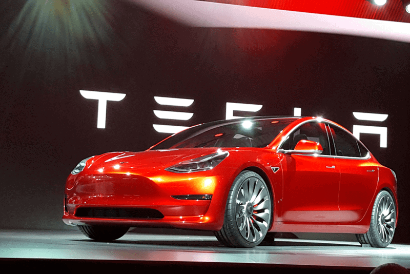 Photo de la Model 3 sur stand Tesla