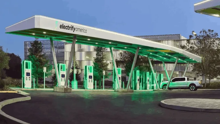 Photo d'une infrastructure de recharge Electrify America