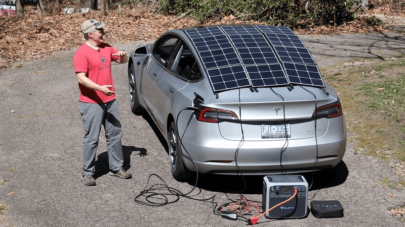 Photo d'une Tesla Model 3 avec un toit bricolé pour recevoir des panneaux solaires.