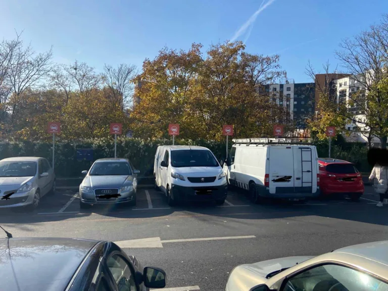6 places électriques occupées par des véhicules thermiques au CC des 3 Fontaines