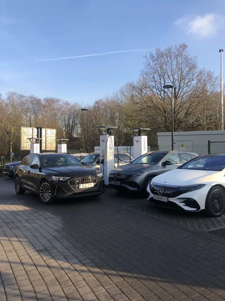 Une Station Ionity bloquée par des essais Mercedes