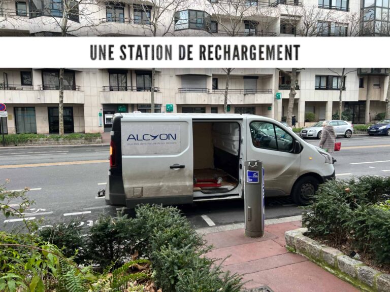 La photo d’une station de recharge transformée en zone de livraison