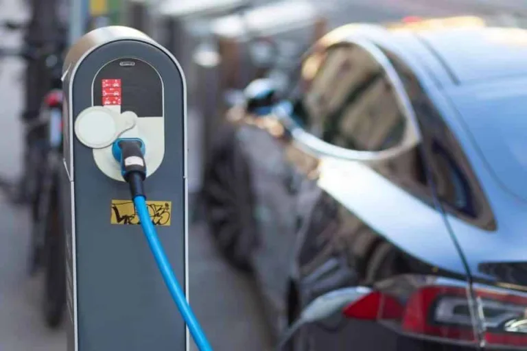 Assurance voiture électrique : est-elle vraiment moins chère en 2026 ?