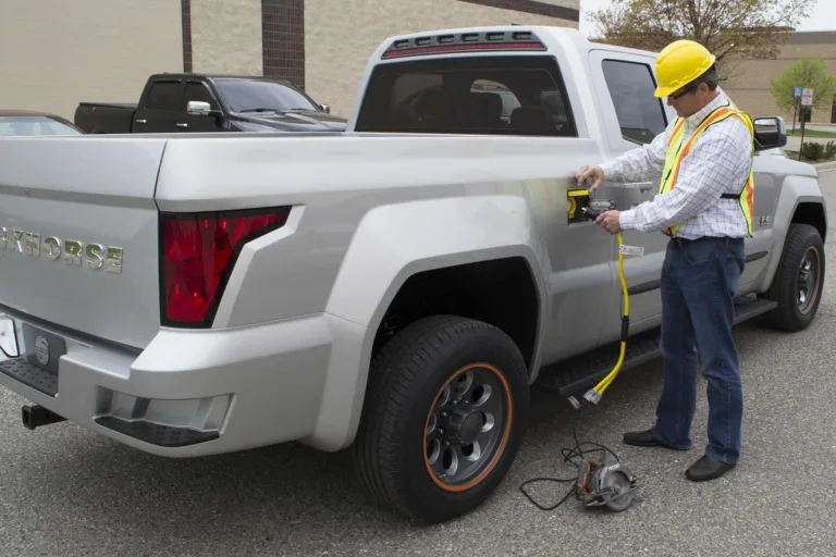 Devrais-je acheter un Tesla Cybertruck, un Rivian R1S/T ou un Ford F-150 Lightning ?