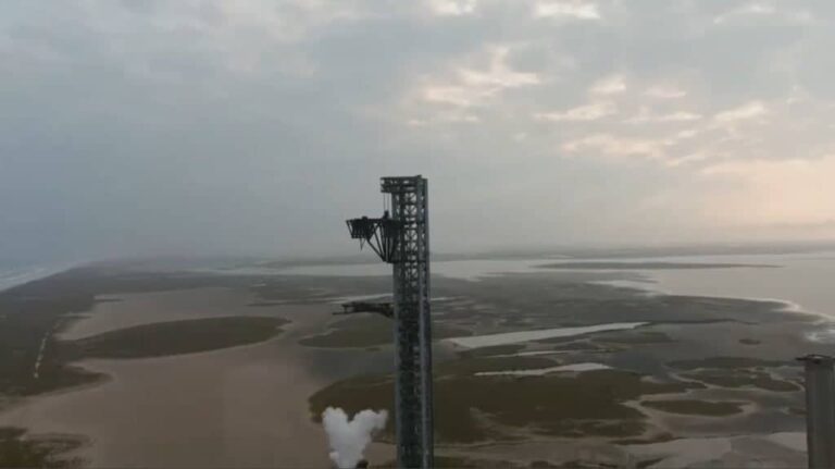 Elon Musk partage une vidéo par drone de la tour de lancement du vaisseau SpaceX Starbase