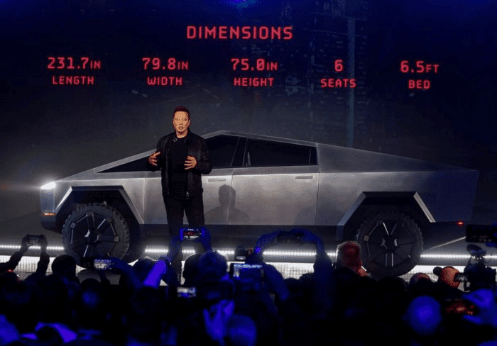 Photo d'Elon Musk présentant le cybertruck devant un parterre de fans;