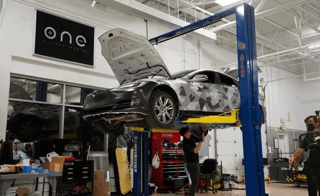 Photo d'une Tesla équipée d'un nouveau type de batterie de la marque ONE