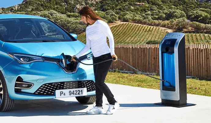 Utilisatrice rechargeant son VE