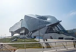 Parvis du Musée des Confluences