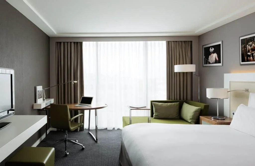Photo de l'intérieur d'une des chambres de l'hôtel Pullman Bercy "The Junction"