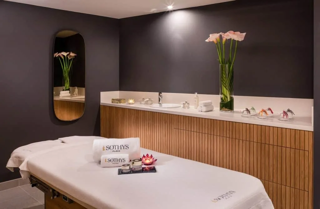 Photo d'une table de massage, dans la Wellness Lounge de l'hôtel Pullman Bercy