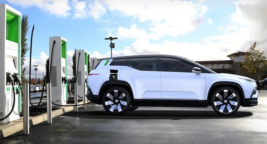 Véhicule électrique effectuant sa recharge sur une borne