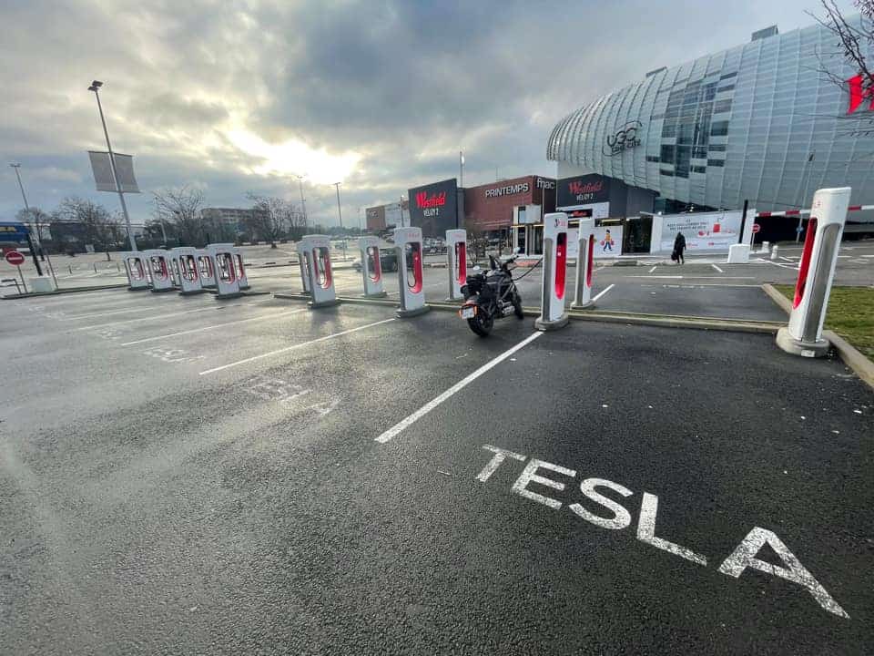 Photo du parking du superchargeur à centre commercial Velizy2