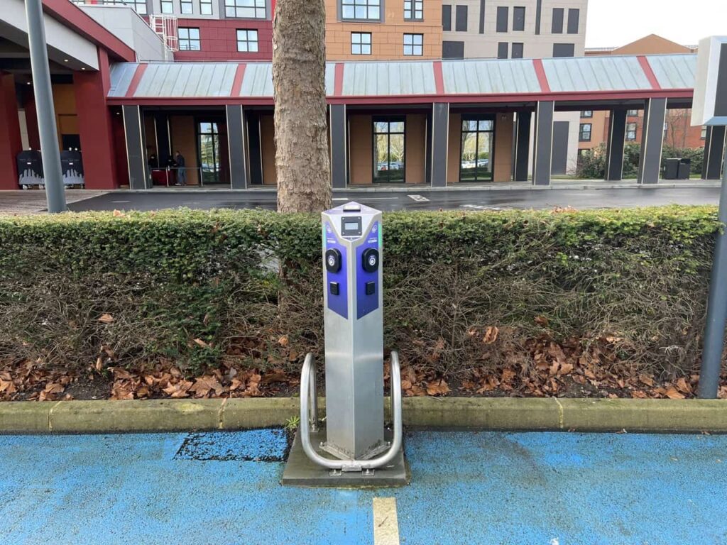 Photo d'une borne de recharge sur le parking de l'hôtel Marvel