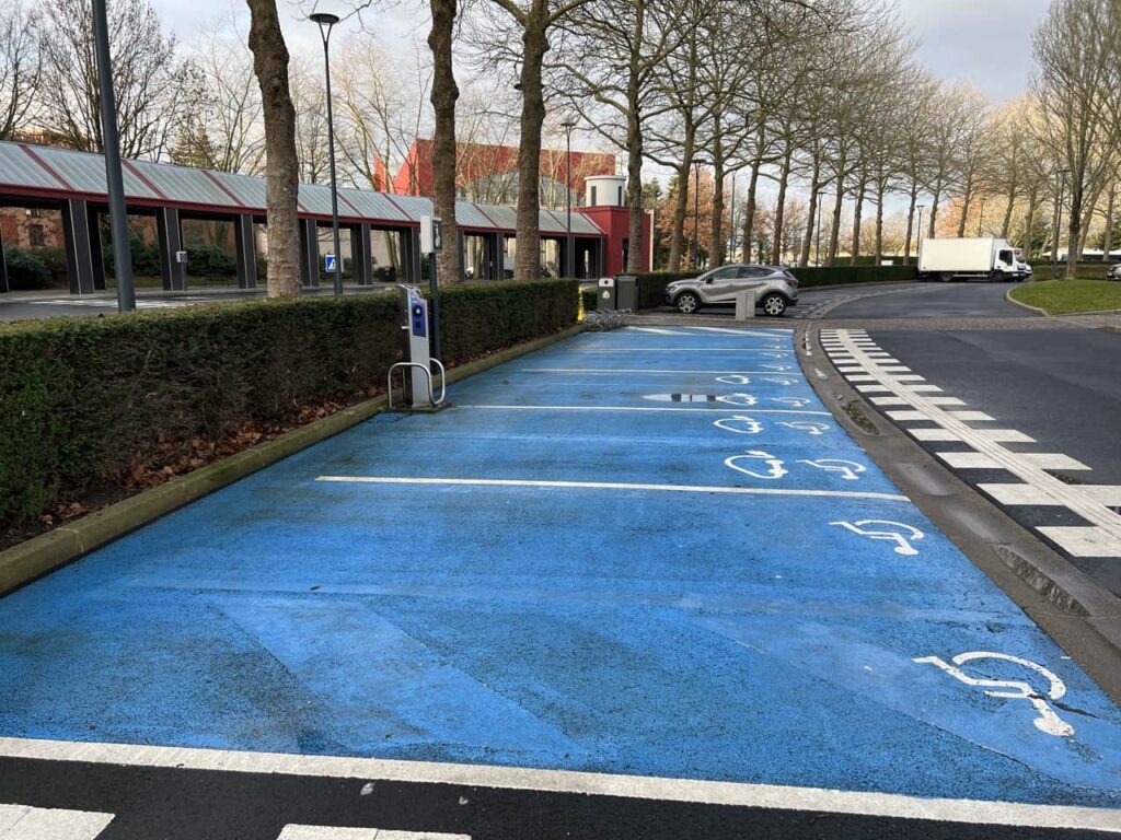 Autre photo du parking de l'hôtel Marvel, avec les places dédiées à la recharge électrique