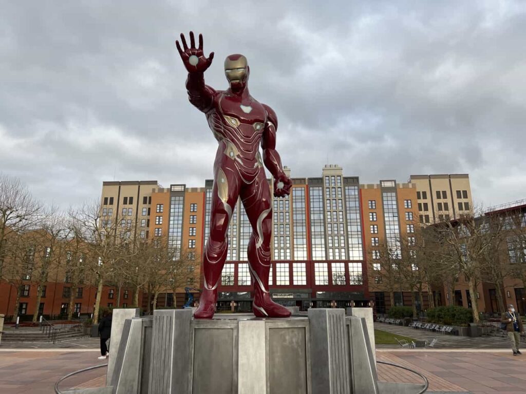 Photo de la statue d'IronMan qui accueille les visiteurs à l'hôtel Marvel