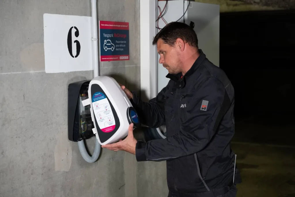 Photo d'un installateur de borne, pour le service Yespark ReCharge