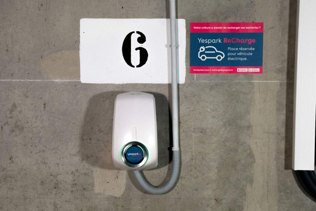 Photo d'une borne de recharge proposée par le service Yespark ReCharge