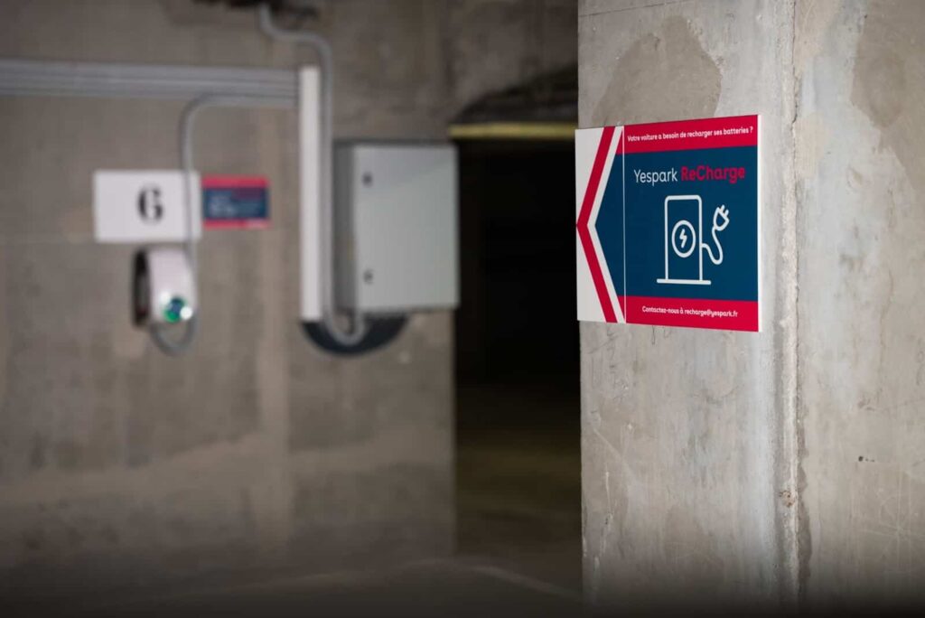 Signalétique du service proposé par Yespark pour la recharge sur les places de parking