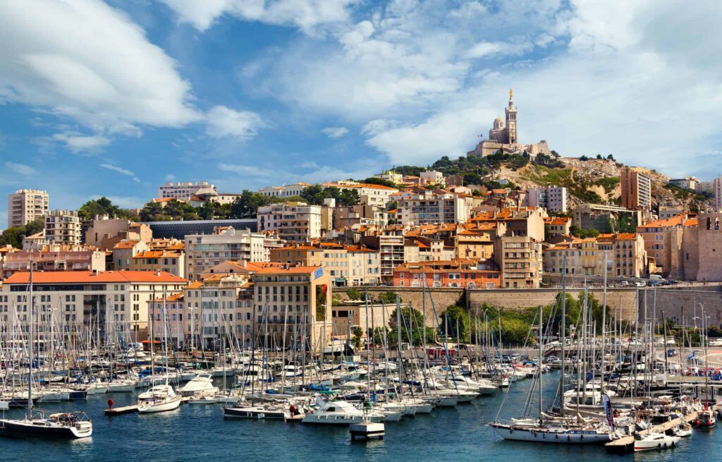 Photo du Vieux Port de Marseille, avec ND de la Garde en arrière plan