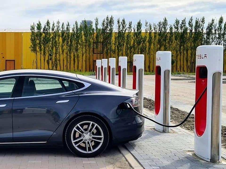 Tesla effectuant sa recharge à un supercharger