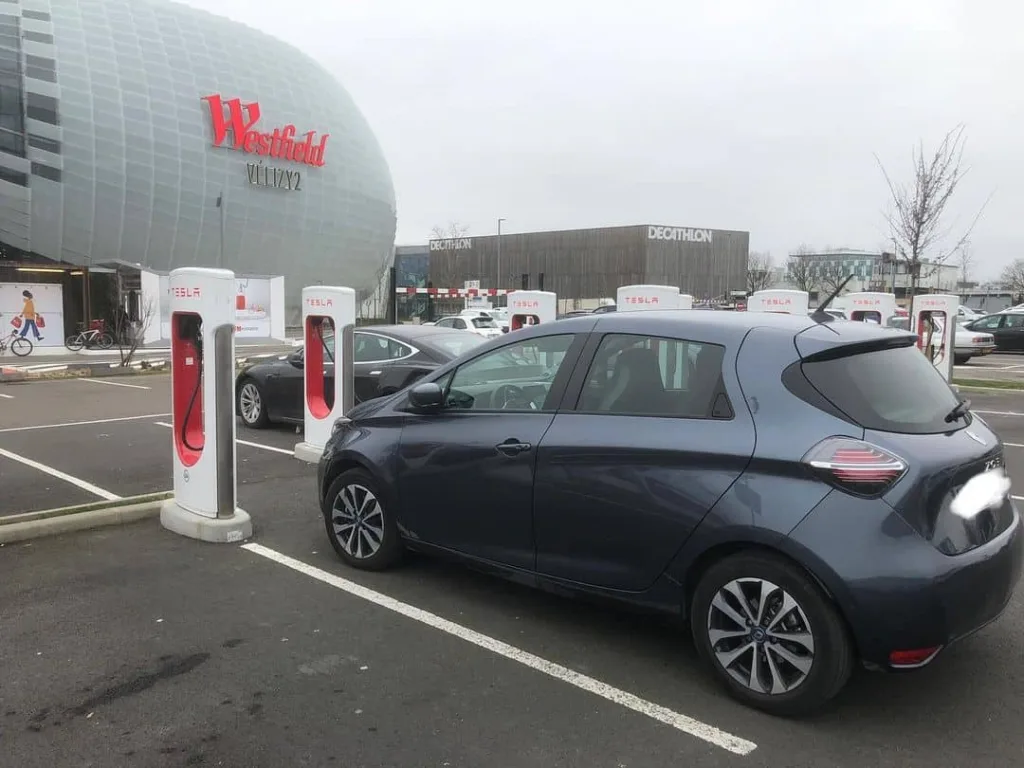 Photo d'une Renault Zoé devant les bornes du superchargeur de Vélizy2