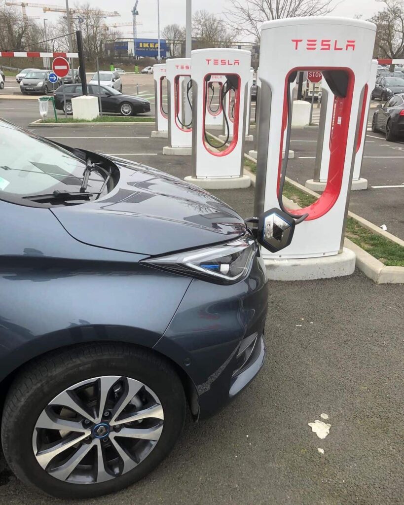 Renault Zoé effectuant sa recharge au Supercharger de Vélizy2