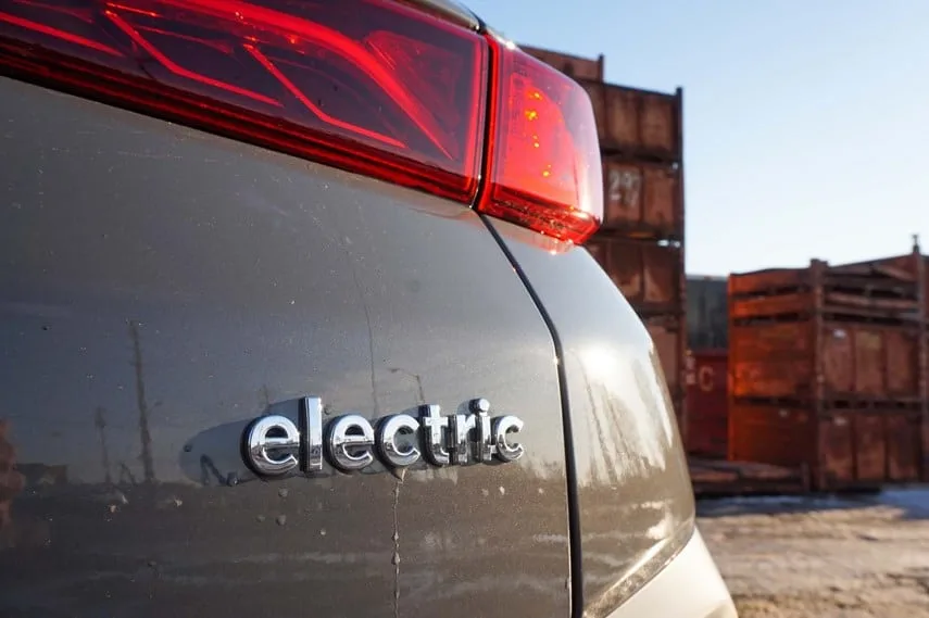 Gros plan sur la mention "electric", à l'arrière d'un VE