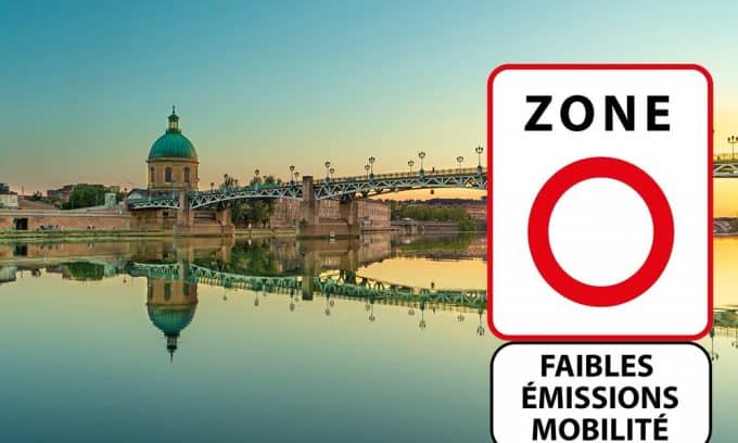 Photo d'un panneau "Zone Faibles Emissions Mobilité" (ZFE) devant un des ponts de Toulouse