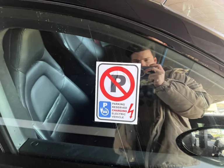 Une étiquette pour signaler aux automobilistes qu’ils bloquent une place dédiée aux véhicules électriques.
