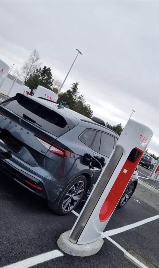 Photo d'une Skoda Enyaq obligée de stationner sur deux places au supercharger pour effectuer sa recharge