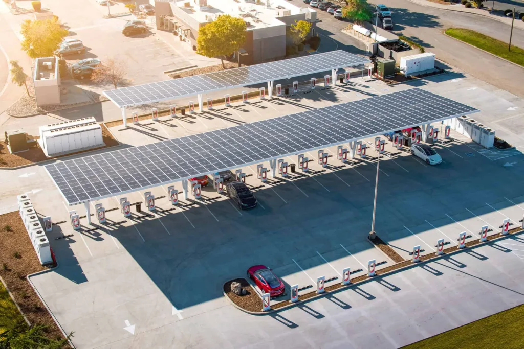 Photo aérienne d'un superchargeur équipé d'ombrières avec panneaux solaires