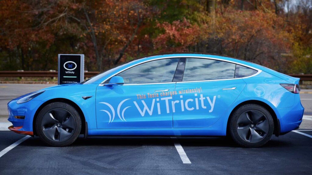 Tesla Model 3 portant le logo WiTricity, garée sur un parking permettant la recharge sans fils