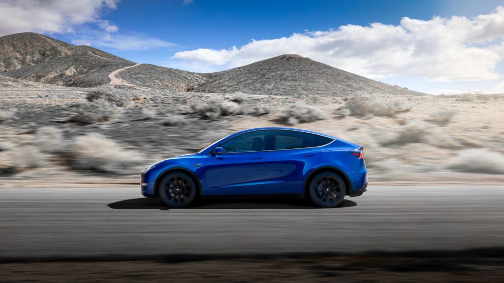 Tesla Model Y sur une route de l'Ouest américain