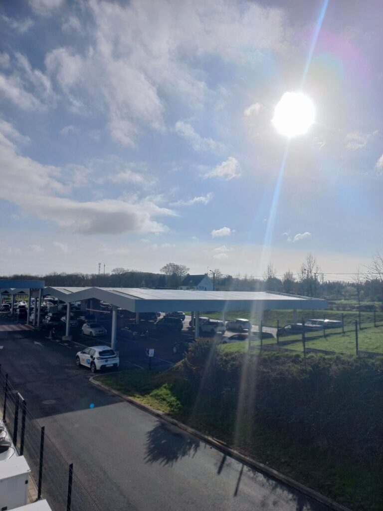 Photo incroyable d’un centre commercial autonome en énergie