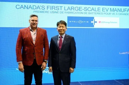 Le directeur des opérations de Stellantis Mark Stewart (à g.) et le chef de la division batteries automobiles avancées de LG Energy Solution Kim Dong-myung posent pour une séance photos le 23 mars 2022 lors de la cérémonie destinée à annoncer que leur coentreprise construira une usine de fabrication de batteries VE en Ontario, au Canada