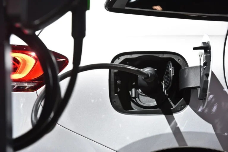 Comment l&rsquo;Europe souhaite accélérer le déploiement des bornes de recharge ?