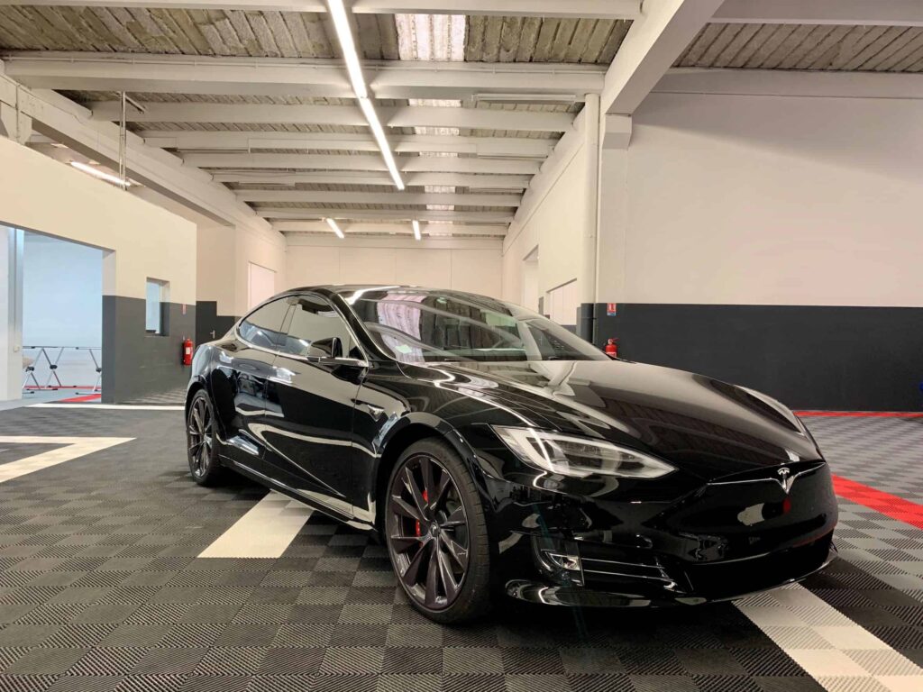 Photo d'une Tesla de couleur noire brillant, après le traitement effectué par l'enseigne Auto Detailing Reims