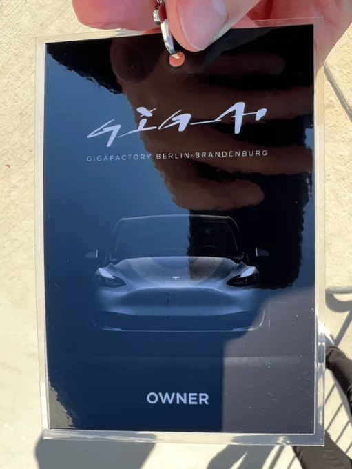 Photo d'un badge VIP remis aux premiers propriétaires de Tesla Model Y fabriqués à la Giga Berlin