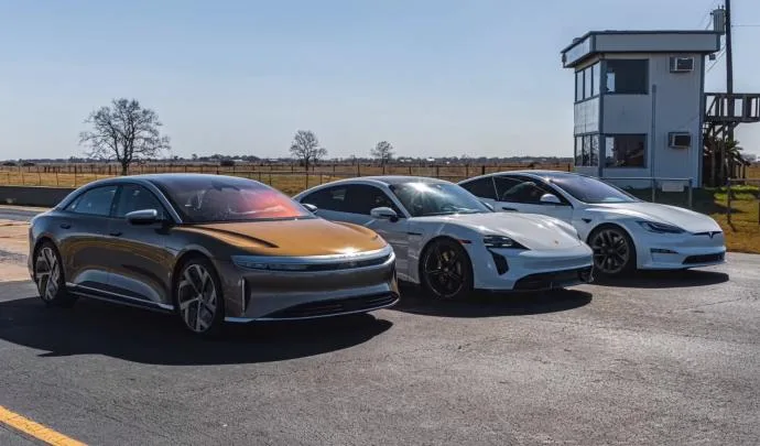 Sur la ligne de départ, une Lucid, une Taycan et une Model S en compétition