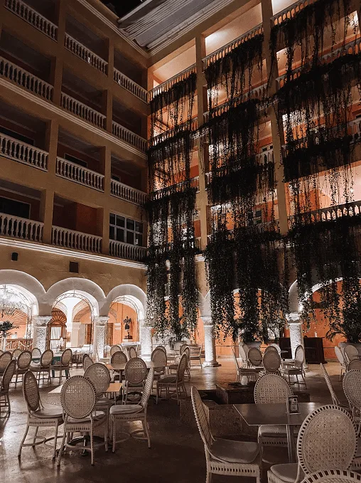 Cour intérieur du Charleston Santa Teresa, mettant en avant la disposition des tables