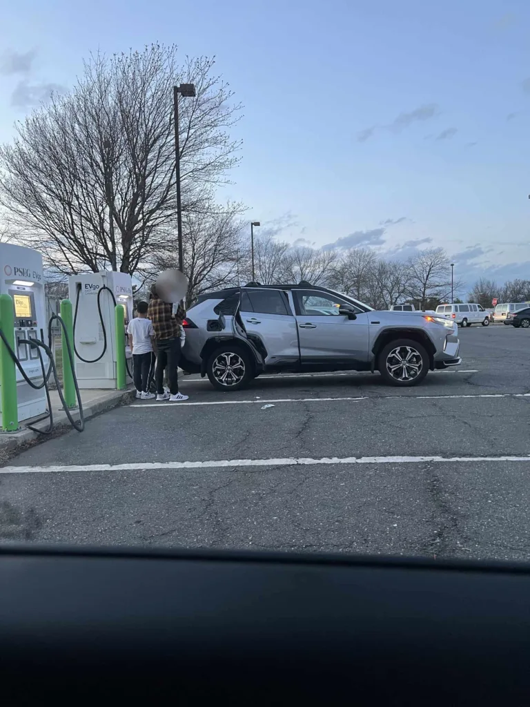 Véhicule électrique effectuant sa recharge dans une station dédiée