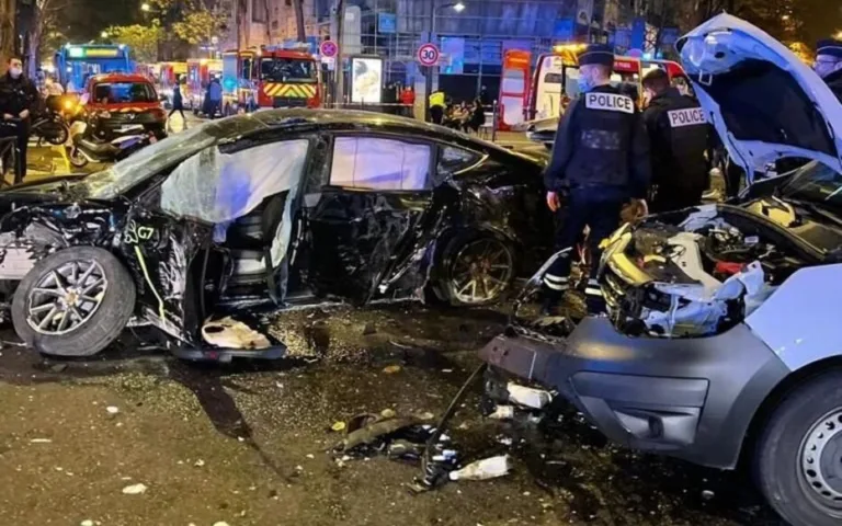 Le Taxi mis en cause dans l&rsquo;accident parisien porte plainte contre Tesla