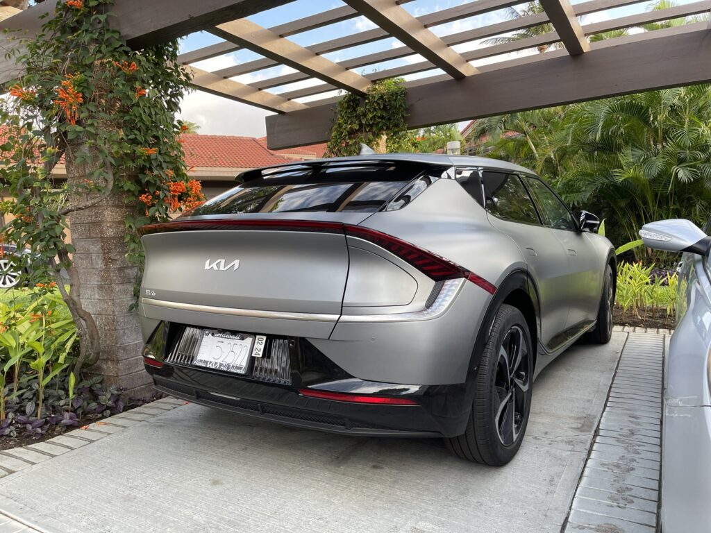 Photo de l'arrière droit de la Kia EV6, centrée sur la trappe d'accès à la prise de recharge.